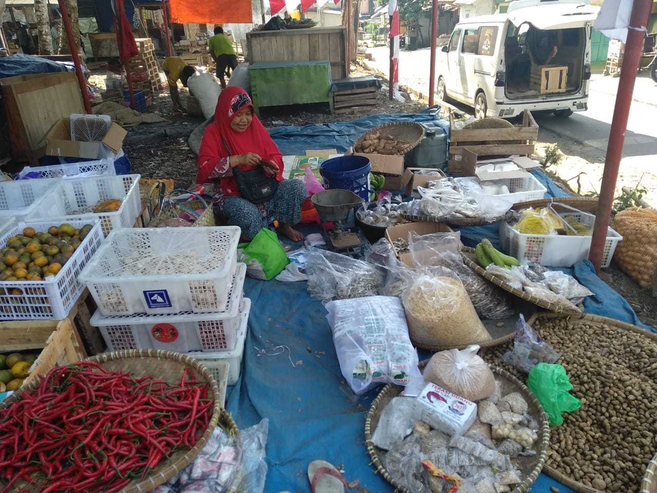 MULAI BERJUALAN : Pedagan Pasar Runjang Desa Tunjungmuli, Kecamatan Karangmoncol mulai berjualan di shelter sementara sejak pekan lalu. Pasar ini ludes terbakar pada Agustus lalu. (SB/Ryan )