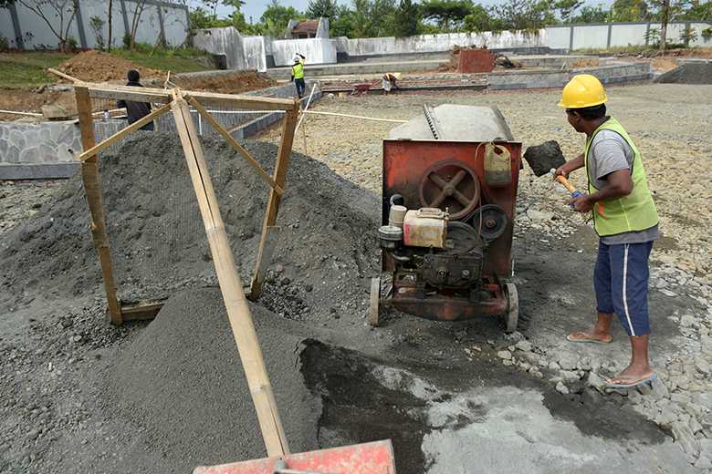 Pekerja membangun parkir di lahan eks kantor PHRI, Baturraden, Rabu (11/9). (SB/Dian)