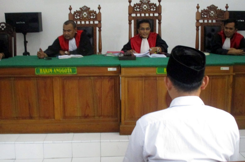 SIDANG PUTUSAN : Majelis hakim menggelar sidang putusan kepemilikan obat terlarang di PN Purbalingga, Selasa (24/9). (SB/Ryan R)