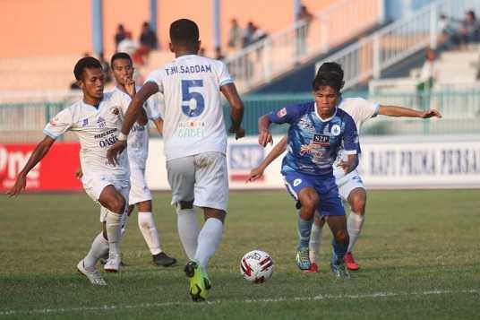 BAWA BOLA-Pemain PSCS Kasim Botan (biru) pada laga melawan Babel United di Stadion Wijayakusuma, Selasa (3/9). (SB/Budi).