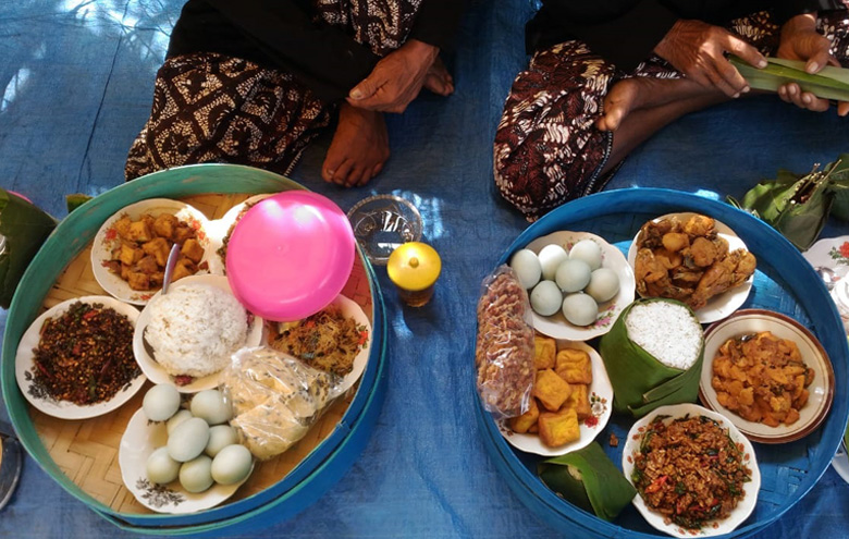 LAUK PAUK: Aneka macam lauk pauk dalam tenong yang disajikan untuk makan bersama di sedekah bumi, Desa Tambaknegara, Kecamatan Rawalo, Banyumas. Jumat (27/9).