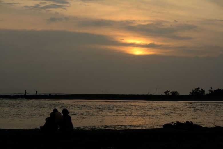 MENIKMATI SENJA: Pengunjung menikmati senja di Pantai Sodong, Adipala, Cilacap. (SB/NP Sukmono)