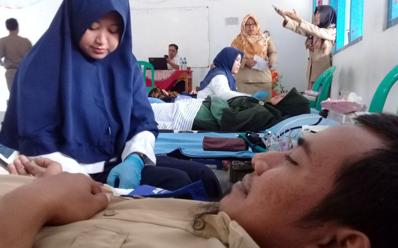 LAYANI PENDONOR: Petugas PMI Cilacap melayani pendonor di SMK Muhammadiyah Karangpucung, Senin (23/9).(SB/Teguh HA)
