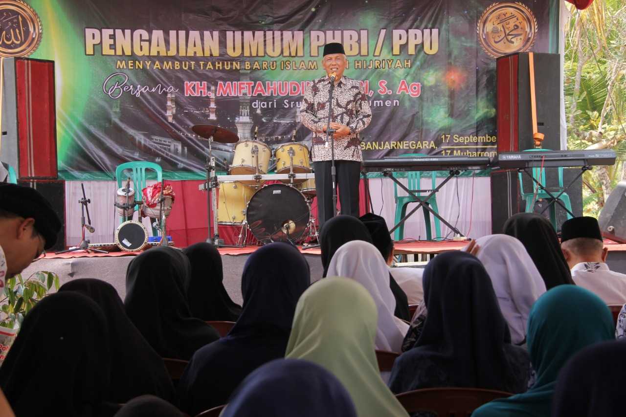 SAMBUTAN: Wabup Banjarnegara Syamsudin memberikan sambutan pembukaan Pengajian Umum menyambut Tahun Baru Islam di Kompleks Museum Dr Sulistyo. (SB/Suwito)