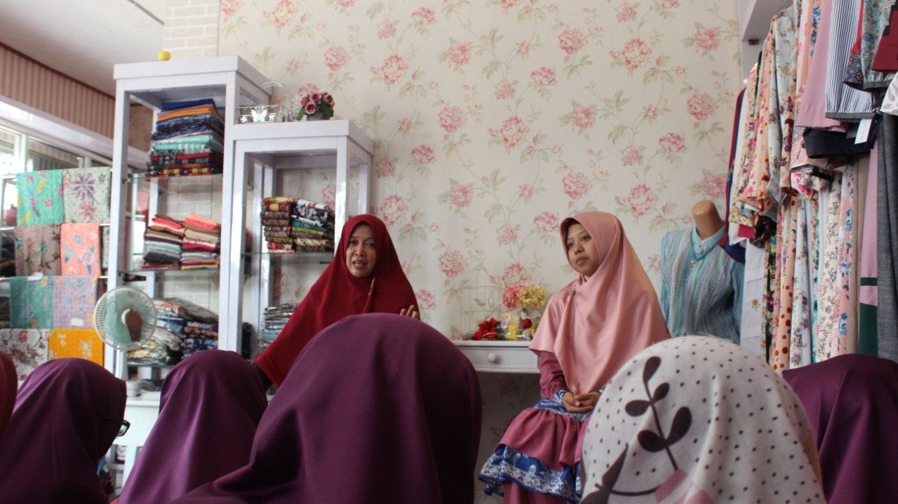 BINCANG BATIK: Dwi Susilowati, pemilik Rahma Boutique, memberikan penjelasan tentang batik kepada siswa SMPIT Permata Hati saat kunjungan ke butik dalam rangka peringatan Hari Batik Nasional.