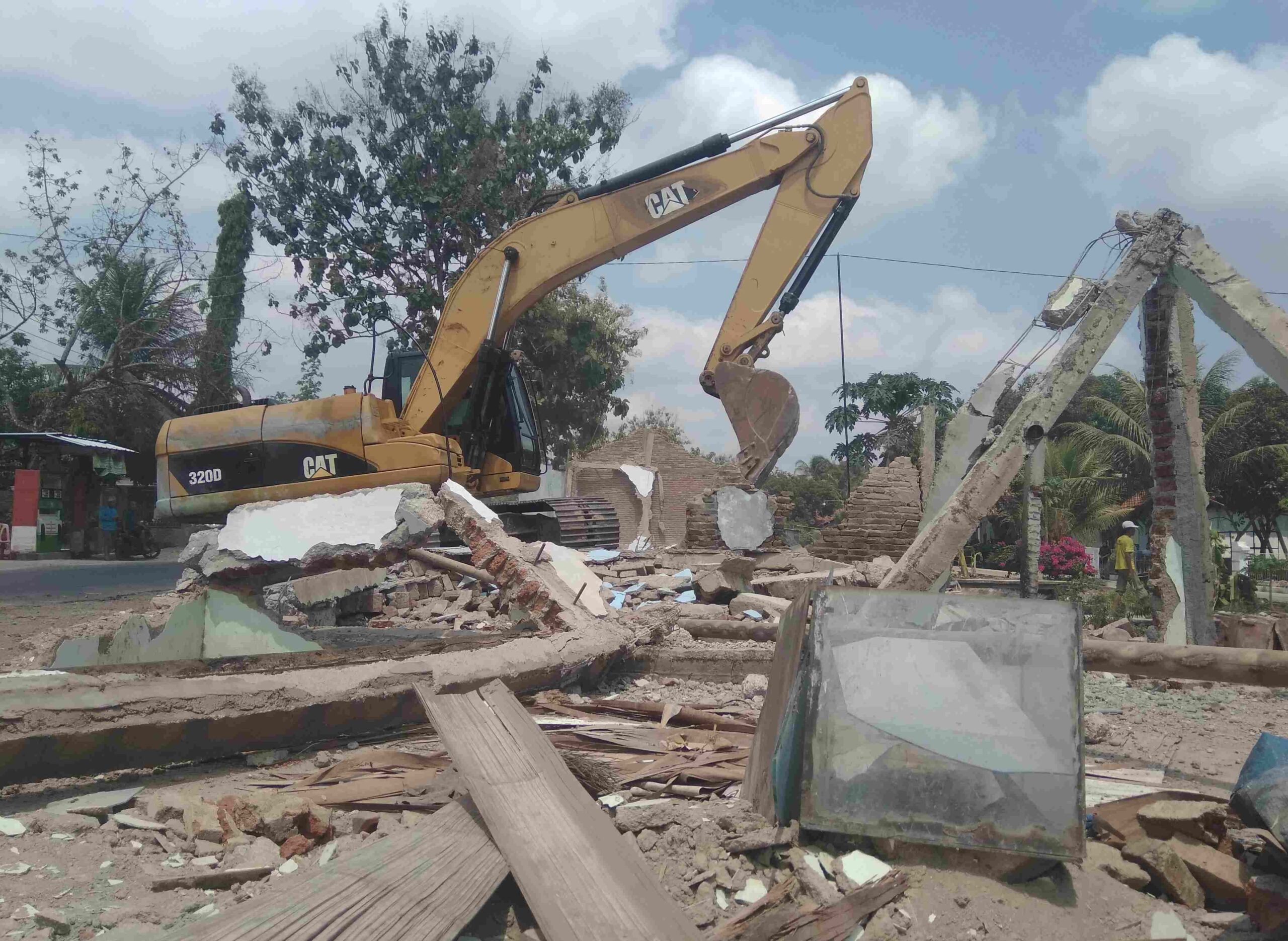 PEMBONGKARAN BANGUNAN : Petugas membongkar bangunan permanen di atas sempadan irigasi Banjarcahyana Desa Cipawon, Kecamatan Bukateja, Rabu (2/10).