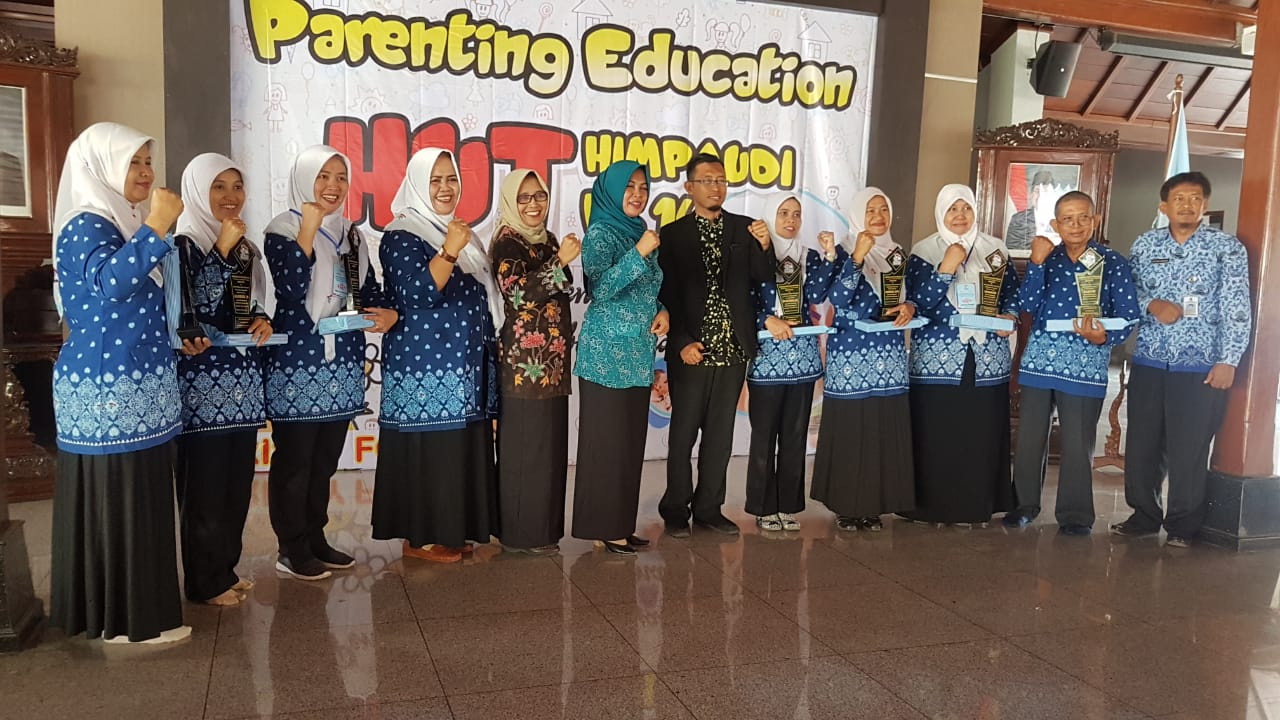 BERPOSE BERSAMA:Bunda PAUD Kabupaten Banyumas, Erna Husein (tengah) berpose bersama dalam acara seminar parenting education di Pendapa Sipanji, Selasa (1/10) lalu.
