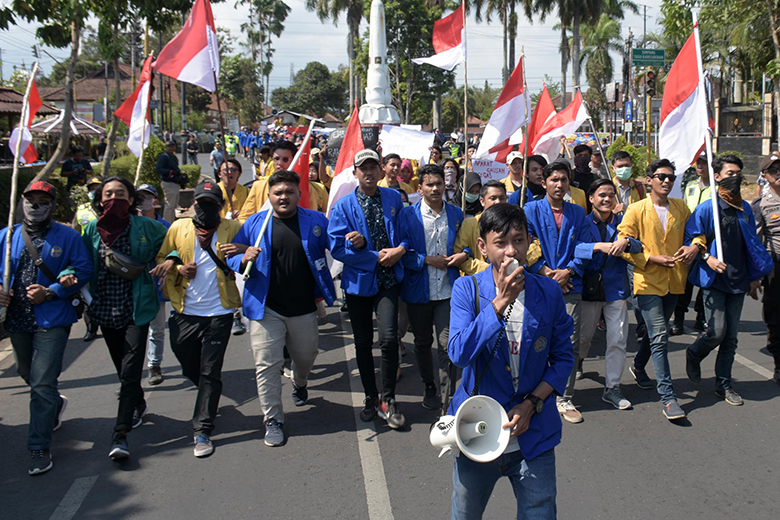 LONG MARCH: Mahasiswa yang tergabung dalam Aliansi Mahasiswa Banyumas melakukan long march dari simpang Tugu menuju Alun-alun Purwokerto untuk melakukan aksi unjuk rasa, Selasa (1/10)