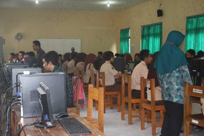 IKUTI KEGIATAN : Dengan didampingi tutor atau pamong belajar, sejumlah peserta didik program pendidikan kesetaraan di SKB Purwokerto mengikuti kegiatan di dalam kelas.