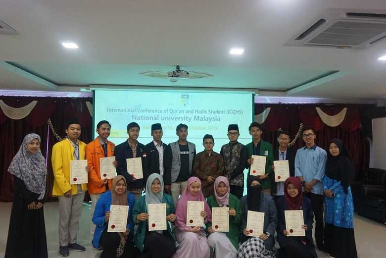 PEMAKALAH TERBAIK: Mahasiswa IAIN Purwokerto Wiji Nurasih (jongkok dua dari kiri), foto 
bersama dengan peserta International Conference of Qur’an and Hadith Students (ICQHS) 2019 di Malaysia, beberapa waktu lalu.