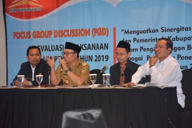 SAMPAIKAN PENDAPAT:  Bupati Achmad Husein saat menyampaikan pendapatnya 

di acara FGD yang digelar IAIN Purwokerto, di Hotel Java Haratage, kemarin.