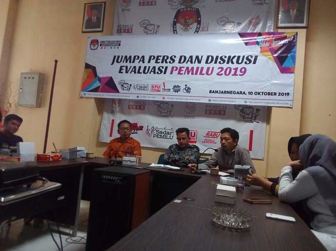 JUMPA PERS: KPU Banjarnegara menggelar jumpa pers dan diskusi evaluasi Pemilu 2019