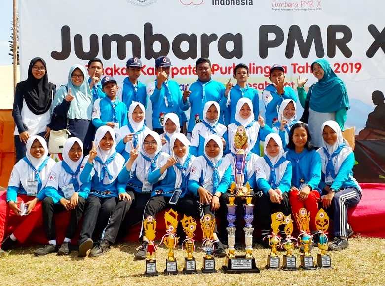 JUARA UMUM : PMR SMP 1 Purbalingga menjadi juara umum dalam ajang Jumbara ke-10 PMR yang digelar di lapangan Desa Kradenan, Kecamatan Mrebet, Rabu-Sabtu (2-5/10) lalu.