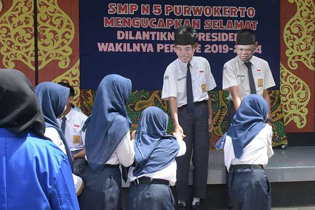 UCAPAN SELAMAT: Siswa memberi selamat pada "Jokowi dan Ma'ruf Amin" sebagai ekspresi kegembiraan atas pelantikan presiden dan wakil presiden, di SMP 5 Purwokerto, Senin (21/10).