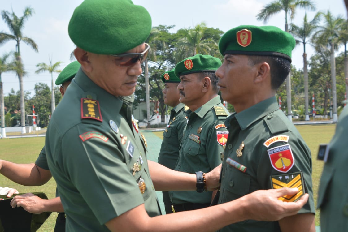 NAIK PANGKAT: Danrem 071/Wijayakusuma Kolonel Kav Dani Wardhana, SSos MM MHan memasangkan tanda pangkat kepada personel Korem 071/Wk, Selasa (1/10).