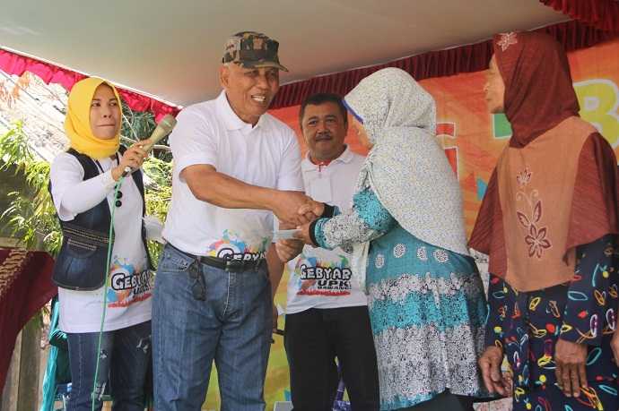 SERAHKAN BANTUAN: Wabup Banjarnegara Syamsudin menyerahkan secara simbolis dana sosial UPK Kecamatan Bawang kepada rumah tangga miskin di Desa Kutayasa Kecamatan Bawang.