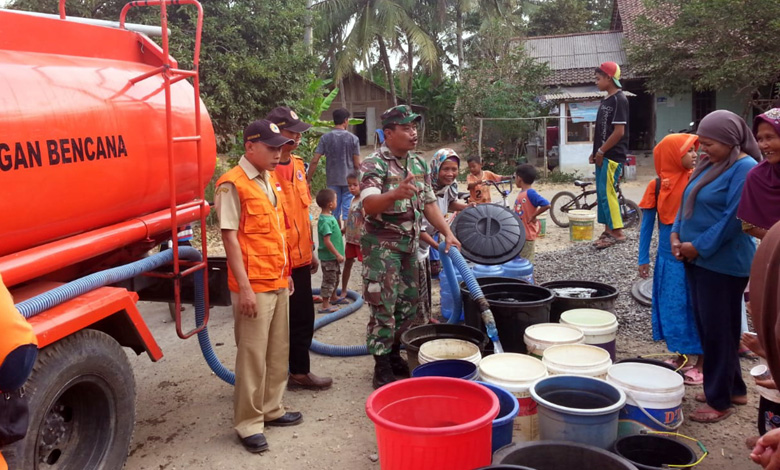 SALURKAN BANTUAN: Petugas BPBD Cilacap menyalurkan bantuan air untuk warga terdampak kekeringan di Desa Padangsari Kecamatan Majenang, Senin (30/9).