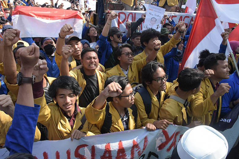 AKSI DAMAI: Mahasiswa yang tergabung dalam Aliansi Mahasiswa Banyumas melakukan aksi unjuk rasa di Alun-alun Purwokerto, Selasa (1/10)