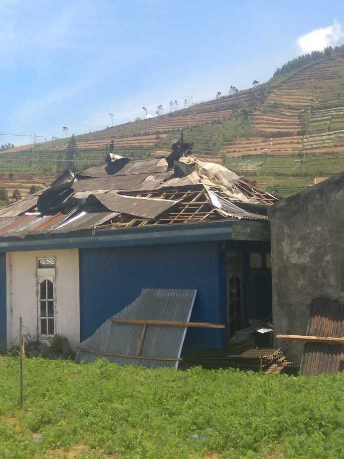 ATAP RUSAK: Angin kencang yang melanda kawasan dataran tinggi Dieng menyebabkan kerusakan 1.109 rumah warga, terutama pada bagian atap yang menggunakan atap seng.