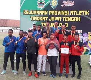 JUARA-Tim estafet 4 x 100 m putra Banyumas menerima hadiah setelah menjuarai nomor tersebut di Kejurda Jateng.