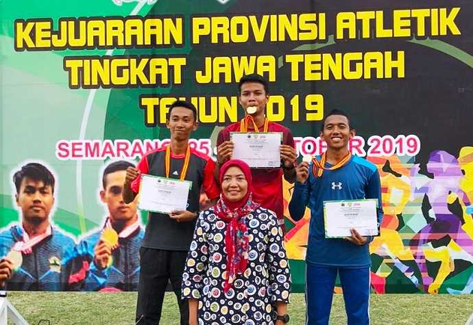 RAIH EMAS : Arifianto (tengah) meraih emas di kelas lompat jauh Kejurprov Atletik Jateng 2019 di GOR Tri Lomba Juang, Semarang, Jumat-Sabtu (25-26/10).