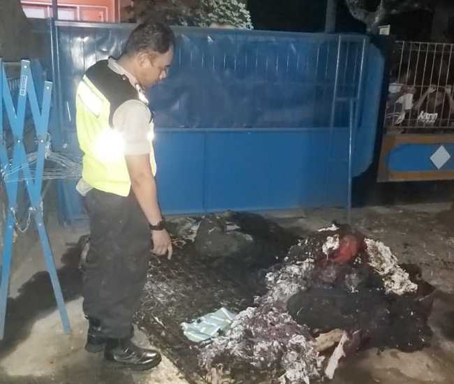 OLAH TKP : Polisi melakukan olah TKP percobaan bunuh diri dengan membakar tubuh di Kelurahan Karangsentul, Kecamatan Padamara, Purbalingga, Selasa (8/10) malam.