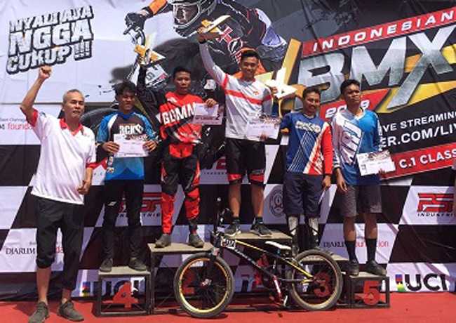 TERIMA PIALA: Rahmat Agil Pamungkas menerima piala sebagai juara I Kejurnas BMX di Jepara, Sabtu (5/10).