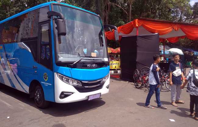 TERPARKIR: BRT bantuan Kementerian Perhubungan, terparkir di Kompleks GOR Satria Purwokerto pada kegiatan Puncak Pekan Nasional Keselamatan Jalan, Minggu (6/10).
