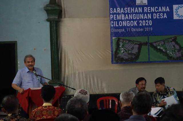 SAMPAIKAN SAMBUTAN: Ketua Yayasan Damandiri menyampaikan sambutan saat sarahsehan pembangunan desa di Desa Cilongok, Kecamatan Cilongok kemarin.