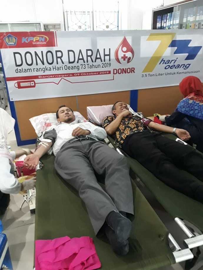 DONOR DARAH: Sejumlah orang sedang mendonorkan darahnya pada kegiatan Donor Darah Hari Oeang RI yang digelar KPPN Banjarnegara bekerja sama dengan PMI Banjarnegara.