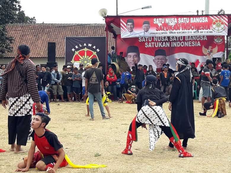 EBEG MASSAL: Para seniman melakukan tarian ebeg massal dalam acara 'Mendem Jokowi' di lapangan Glempang Bancarkembar, Minggu (6/10).