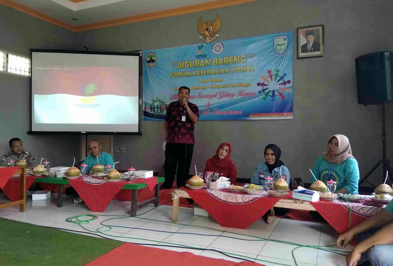 PAPARKAN MATERI: Pemateri tengah paparan dalam Juguran Bareng Forum Keserasian Sosial di aula Balai Desa Wlahar, Kecamatan Rembang, Kamis (3/10).