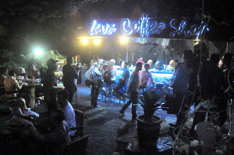 BERSANTAI: Pengunjung bersantai di Lava Caffee di dalam perut Goa Lawa Purbalingga, baru-baru ini.