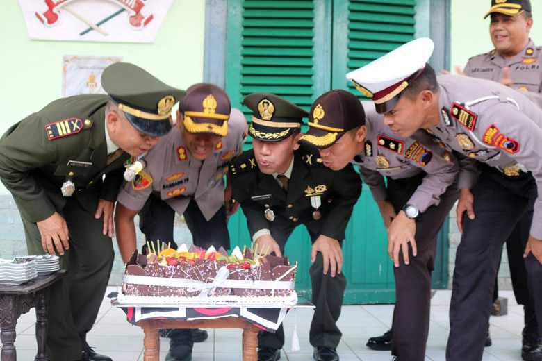 HUT TNI: Kapolres Banyumas AKBP Bambang Yudhantara Salamun SIK (dua dari kiri), bersama jajaran dan personel Kodim 0701/Banyumas terlihat kompak saat meniup lilin di kue tart, Sabtu (5/10).