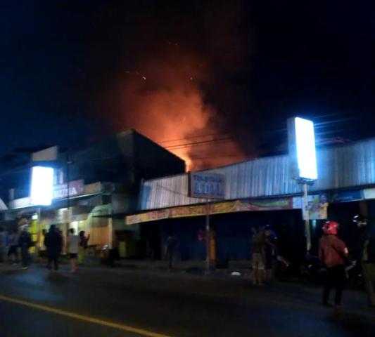 KEBAKARAN: Kompleks Pasar Cilongok kebakaran , Jumat (18/10) petang. (