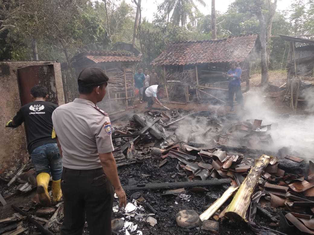 TERBAKAR : Rumah milik Muharjo (57) warga RT 9 RW 5 Desa/Kecamatan Pengadegan terbakar, Sabtu (5/10)