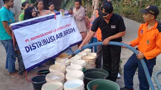 BANTUAN AIR: Warga menerima bantuan air bersih dari BPBD Cilacap saat kemarau ini.