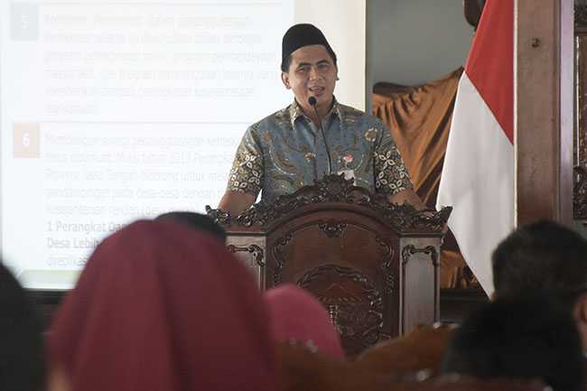 PIMPIN RAPAT: Wakil Gubernur Jawa Tengah Taj Yasin Maimoen memaparkan materi mengenai upaya pengurangan kemiskinan saat memimpin rapat di Pendapa Si Panji Purwokerto, Jumat (11/10)