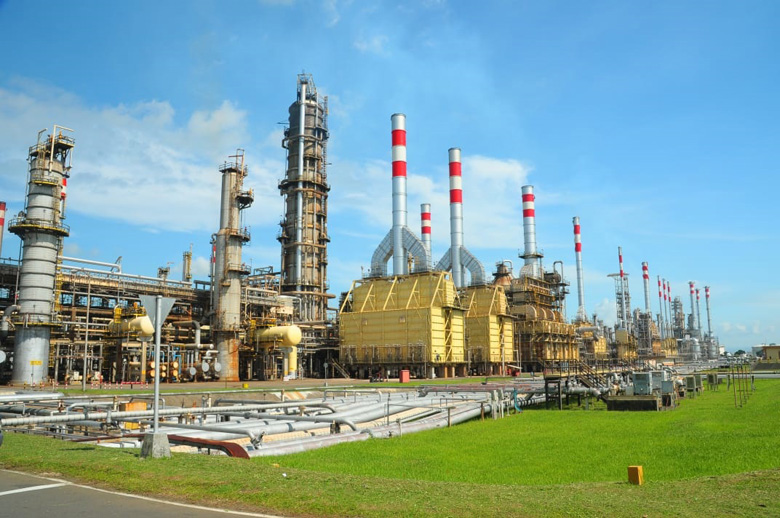 KILANG MINYAK: Suasana pabrik kilang minyak PT Pertamina di Cilacap, baru-baru ini.