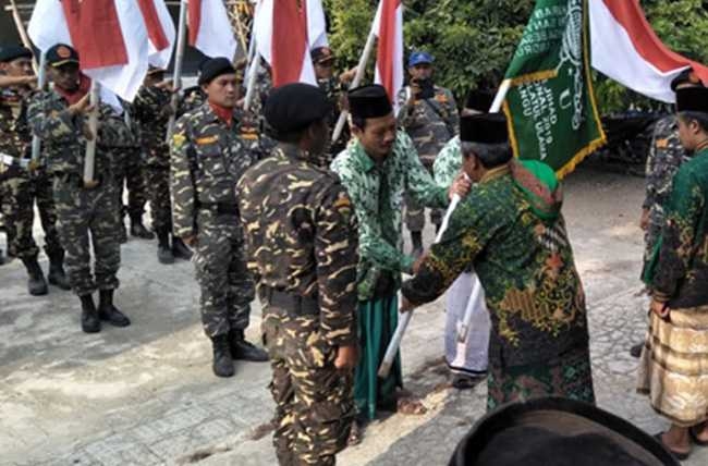 PENYERAHAN BENDERA: MWC NU Gandrungmangu Kabupaten  Cilacap menyerahkan bendera ke pengurus ranting Desa Layansari dalam kirab memperingati HSN, Minggu (20/10).
(SB/dok)