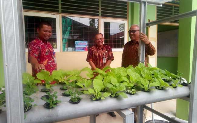 AMATI TANAMAN HIDROPONIK: Wakil Bupati Syamsudin mengamati sistem pertanian hidroponik yang dikembangkan di SMAN 1 Sigaluh.