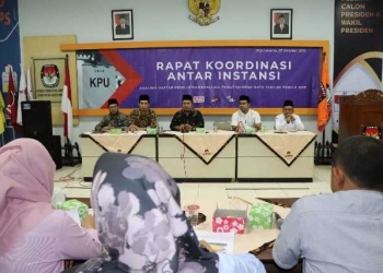 RAKOR PEMUTAKHIRAN DATA PEMILIH: KPU Banyumas menggelar rapat
koordinasi dengan sejumlah stakeholder membahas rencana pemeliharaan dan pemutakhiran data pemilih, Senin (7/10), di aula KPU setempat.