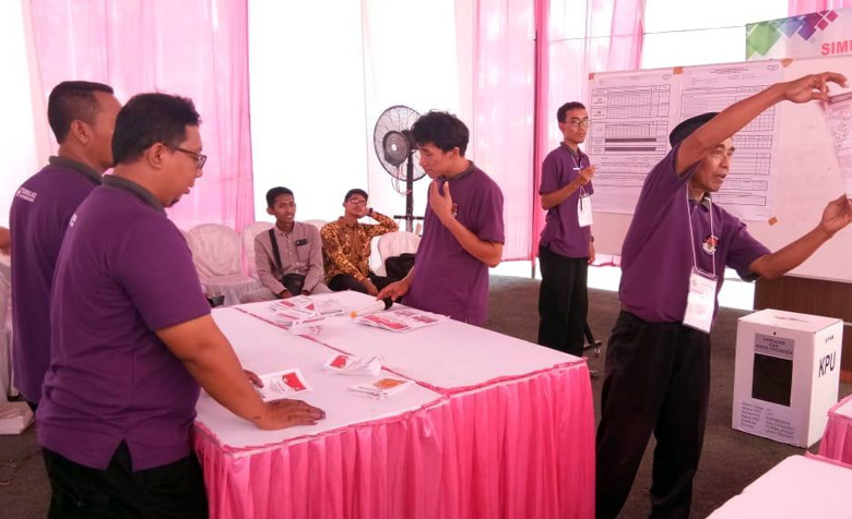SIMULASI COBLOSAN: KPU Kabupaten Purbalingga menggelar simulasi pencoblosan pemilu 2019, beberapa waktu lalu.