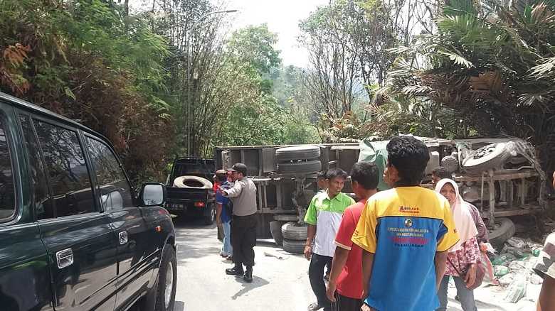 KECELAKAAN LALU LINTAS : Kecelakaan lalu lintas melibatkan tiga kendaraan terjadi di ruas Jalan Raya Bayeman, Desa Tlahab Lor, Kecamatan Karangreja, Purbalingga, Selasa (8/10).