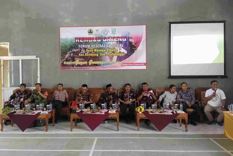 REMBUK GAYENG : Pemateri memberi paparan dalam Rembuk Gayeng Forum Keserasian Sosial di gedung olahraga Desa Wanogara Kulon, Kecamatan Rembang, Jumat (3/10).