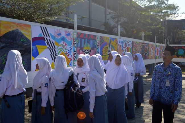 MELIHAT-LIHAT:
Pelajar melihat-lihat karya lukisan batik kontemporer yang dipajang di halaman SMK Negeri 1 Purwokerto, baru-baru ini. Pameran ini digelar untuk mengasah bakat seni rupa