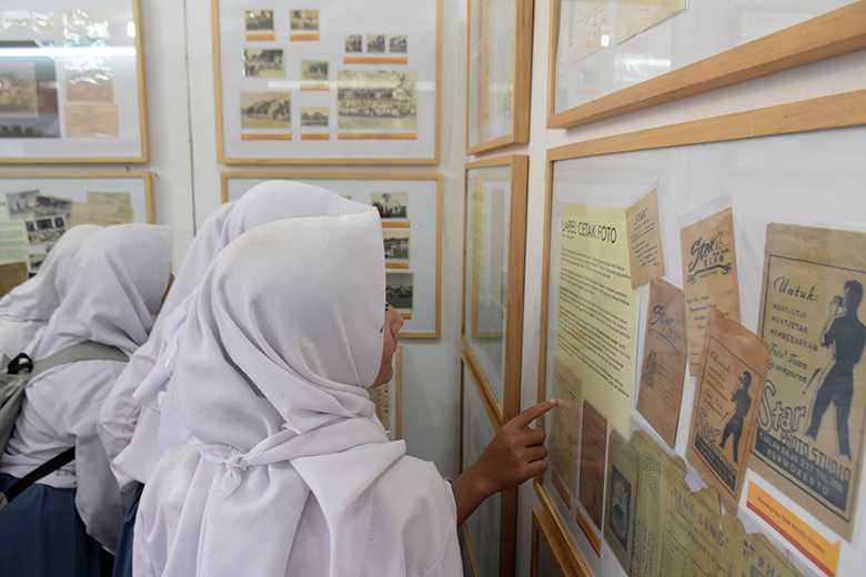 PAMERAN ARSIP: Pengunjung melihat koleksi foto dan arsip kuno yang dipamerkan di stand BHHC, pada pameran perpustakaan dan arsip, di halaman Dinas Arsip dan Perpustakaan Daerah Kabupaten Banyumas, Kamis (3/10) (20)