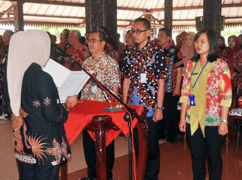 LANTIK PEJABAT : Bupati Purbalingga, Tiwi melantik pejabat struktural di Pendapa Dipokusumo, Kamis (3/10).