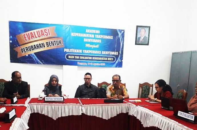 PERUBAHAN BENTUK:Suasana rapat evaluasi perubahan bentuk Akademi Keperawatan (Akper) Yakpermas Banyumas menjadi Politeknik Yakpermas Banyumas oleh Tim Evaluator Kemenristek Dikti, baru-baru ini.