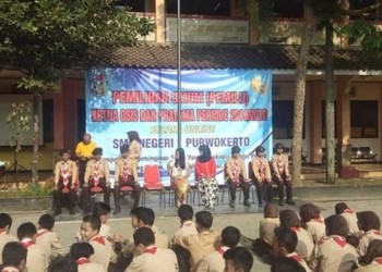 PEMILU ONLINE: Pemilihan pratama putra-putri di gudep pangkalan pramuka SMPN 1 Purwokerto dilakukan melalui Pemilu Online. (20)